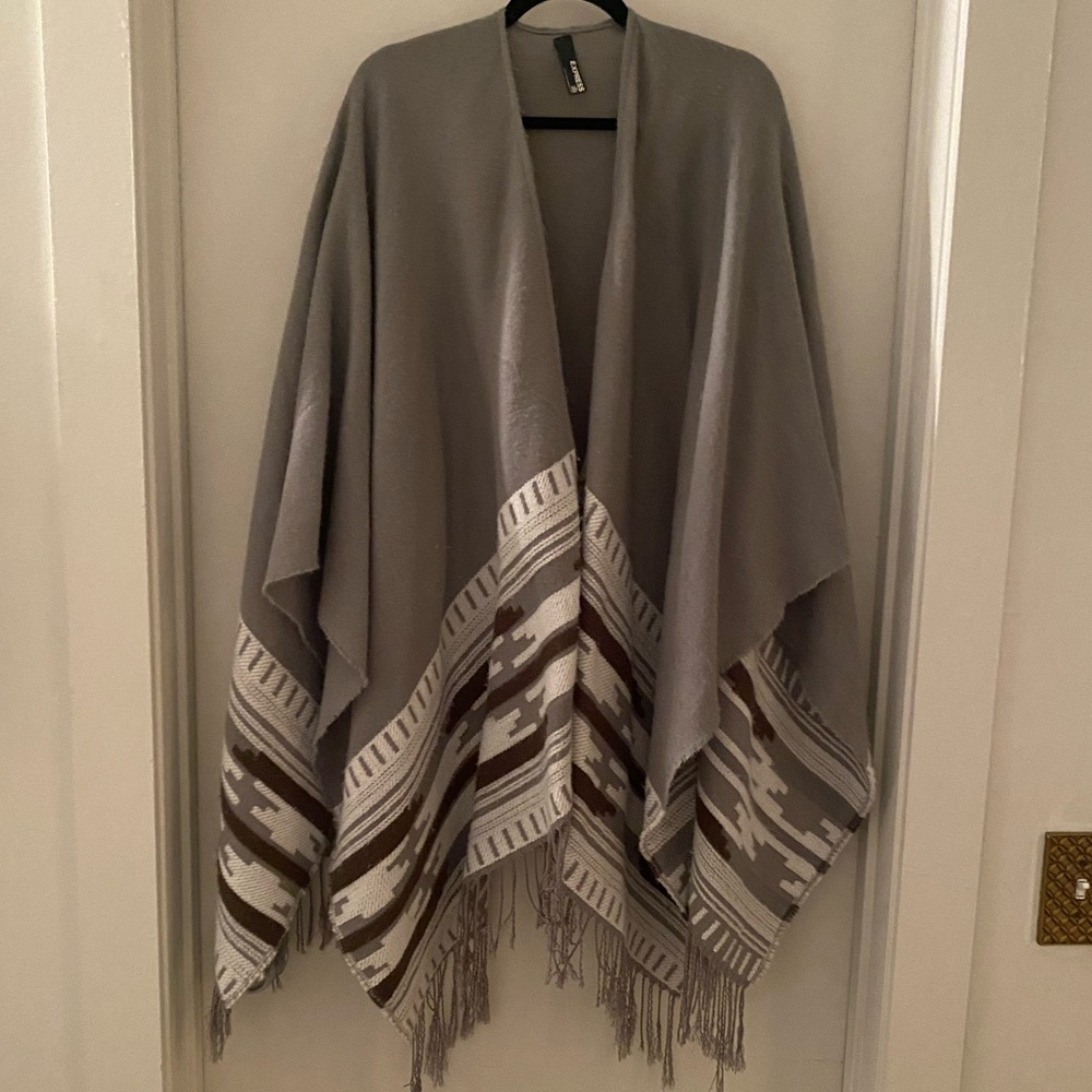 💗 Express Gray Aztec Poncho 💗